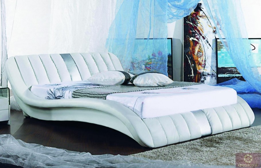 Кровать с плавными изгибами