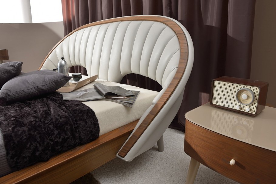 Кровать с изогнутой спинкой