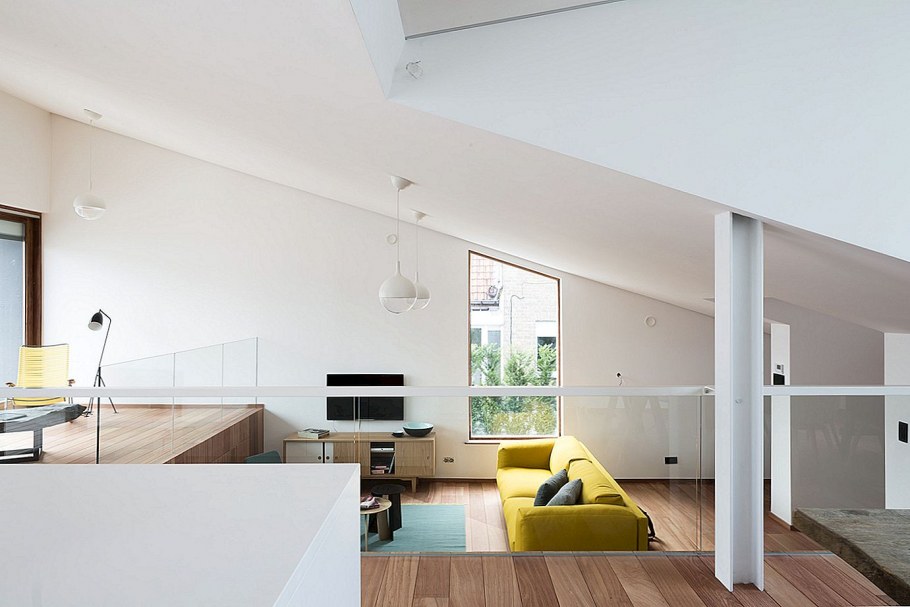 Дом на холмах белого цвета