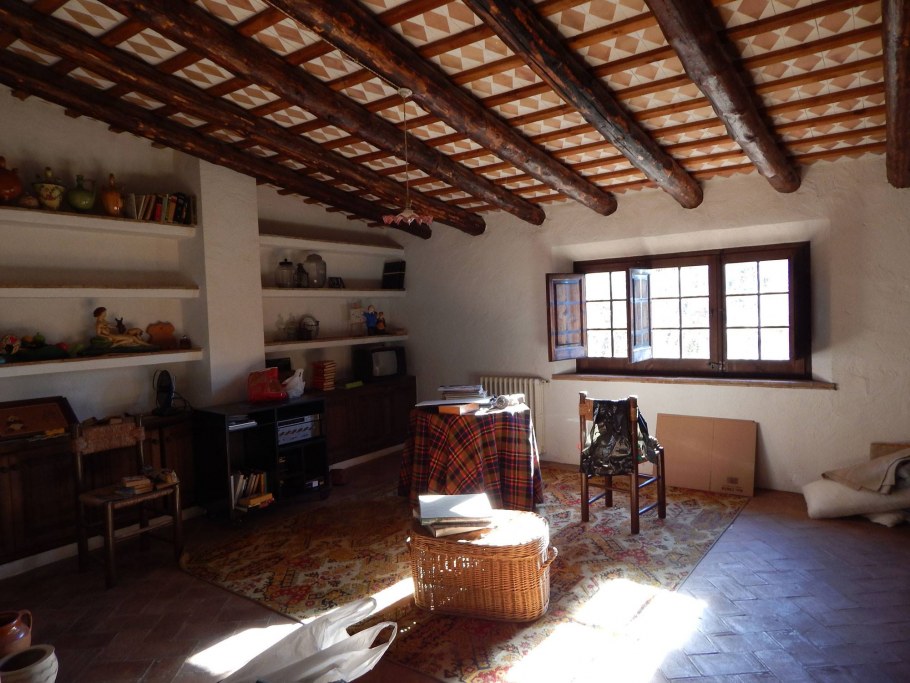 Гостиная с треугольной крышей