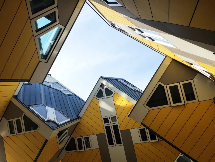 Фигурная крыша с окнами