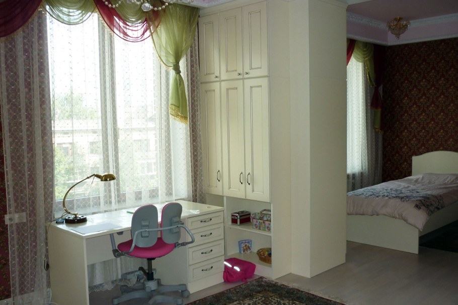 Спальня для девочки с двумя окнами