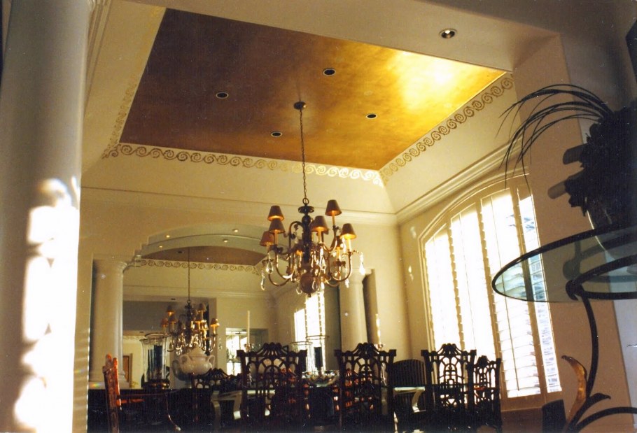 Золотистый натяжной потолок