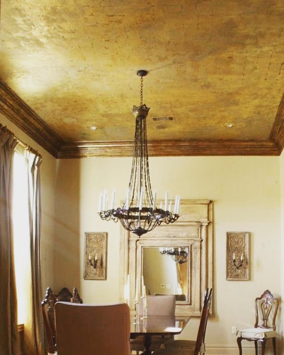 Интерьер холла в особняке