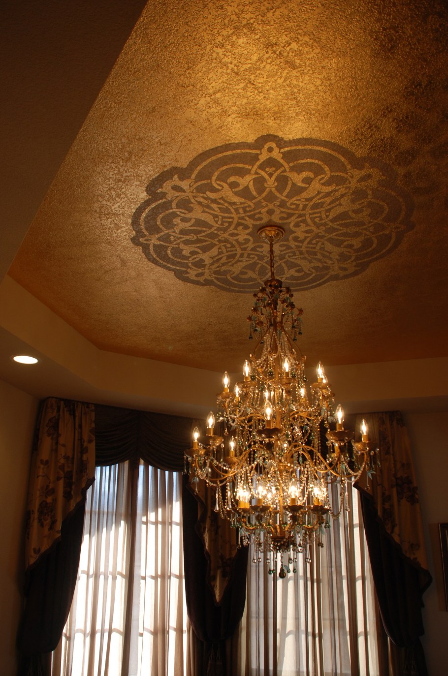 Интерьер в черном и золотом и Красном