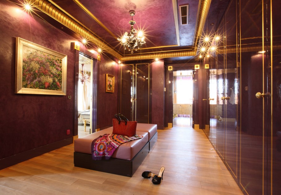 Комната с бордовым потолком