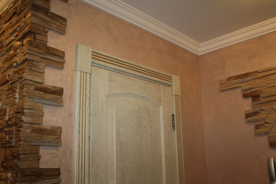 Прихожая в венецианской штукатурке и декоративный камень