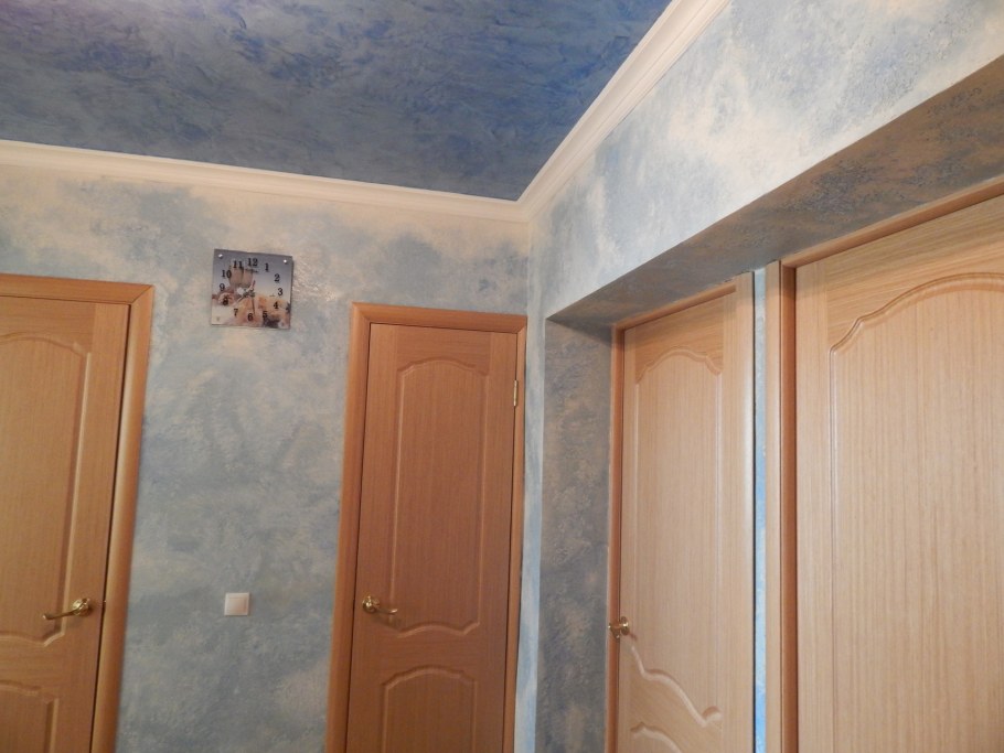Коридор потолок с декоративной штукатуркой