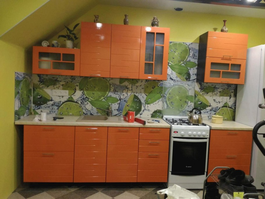 Красный кухонный гарнитур в интерьере