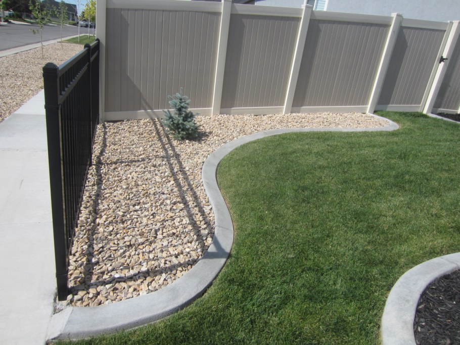 Деревянная окантовка газона