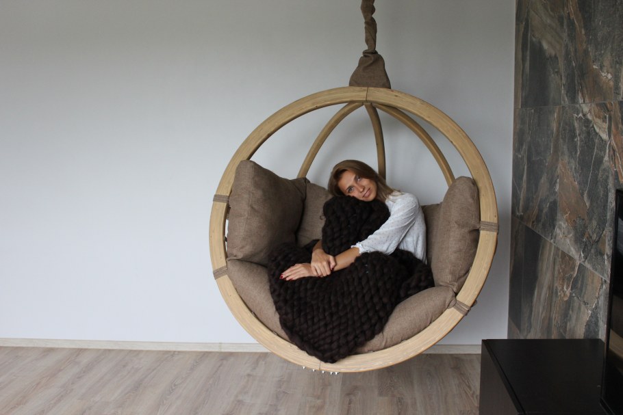 Кресло яйцо в ландшафте