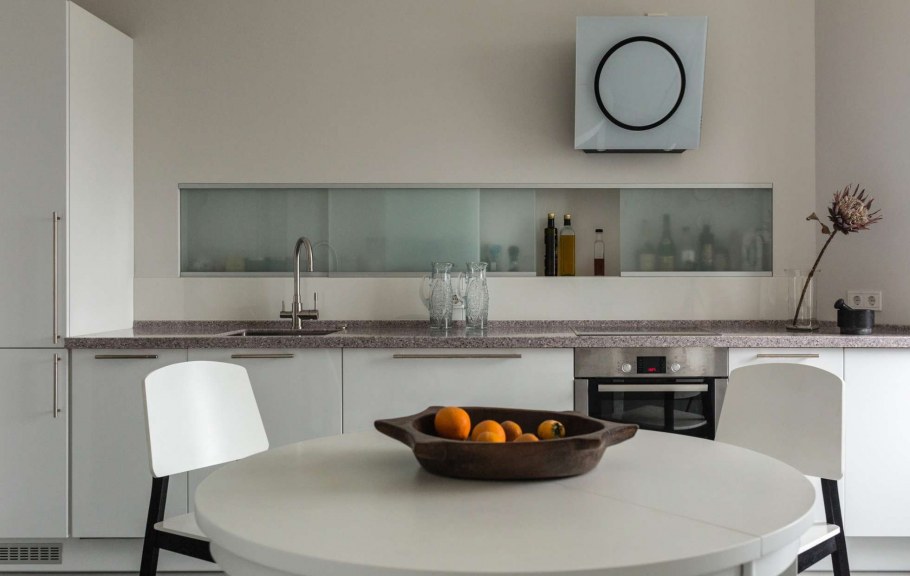Кухня без навесных шкафов современный стиль