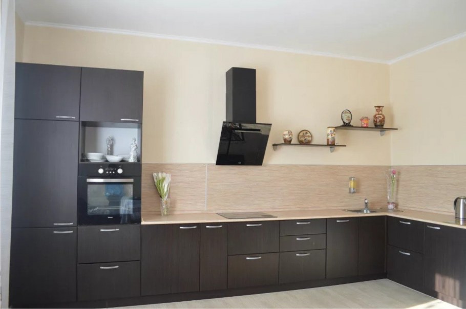 Кухни без навесных шкафов в интерьере