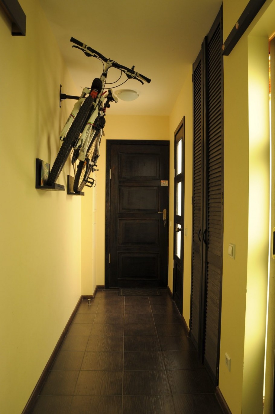 Серо желтая прихожая