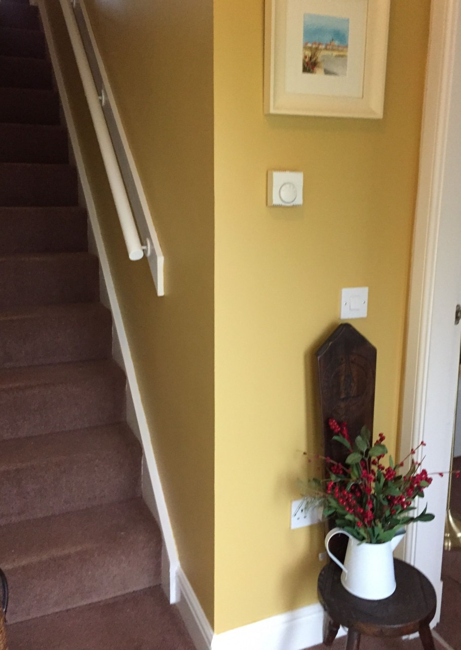 Серые стены в коридоре