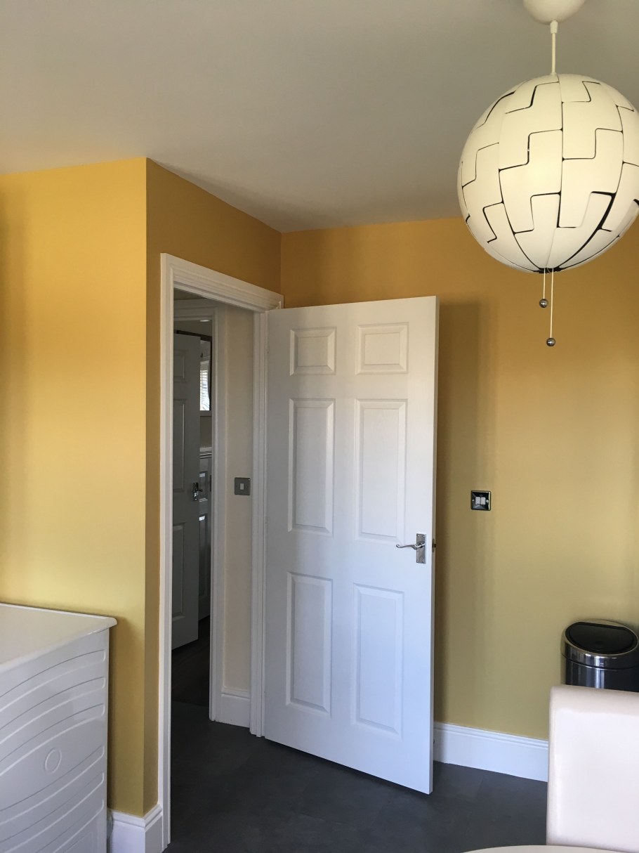 Желто серые стены