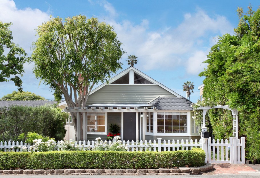 Дом с забором