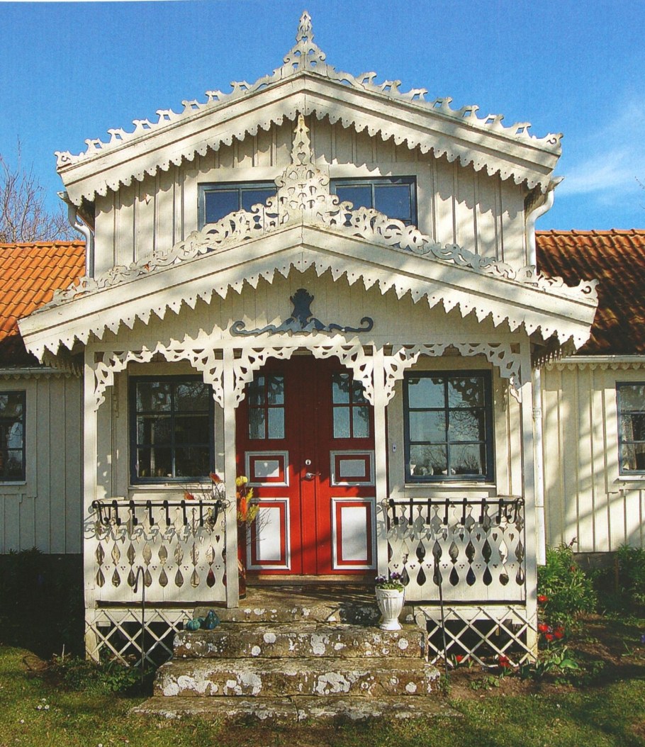 Резной деревянный дом