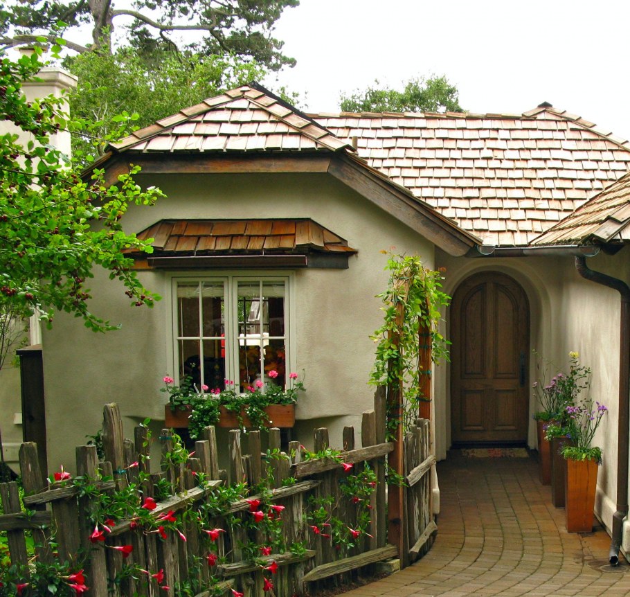 Фасад дома в деревенском стиле