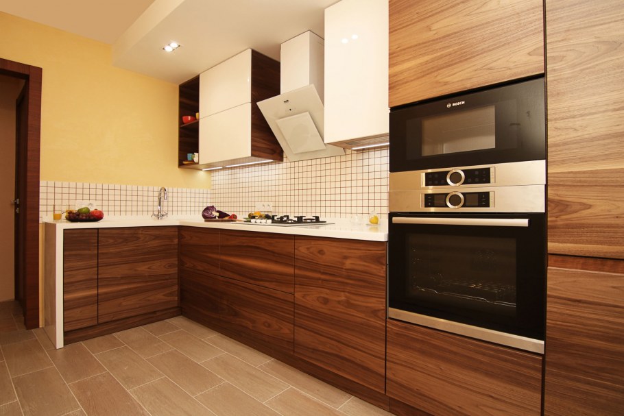 Двухцветная кухня под дерево