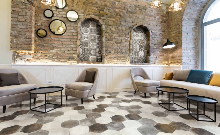 Плитка на стене в прихожей