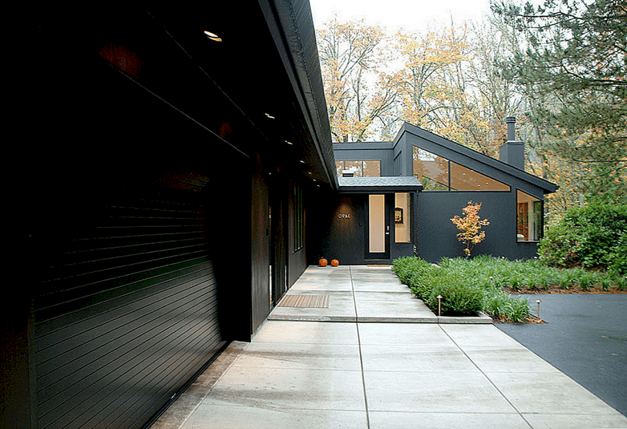 Черный фасад