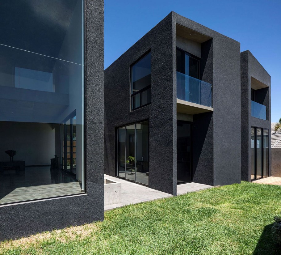 Дом с черным фасадом