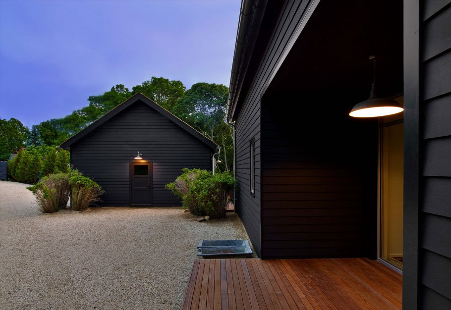 Дача в черном стиле