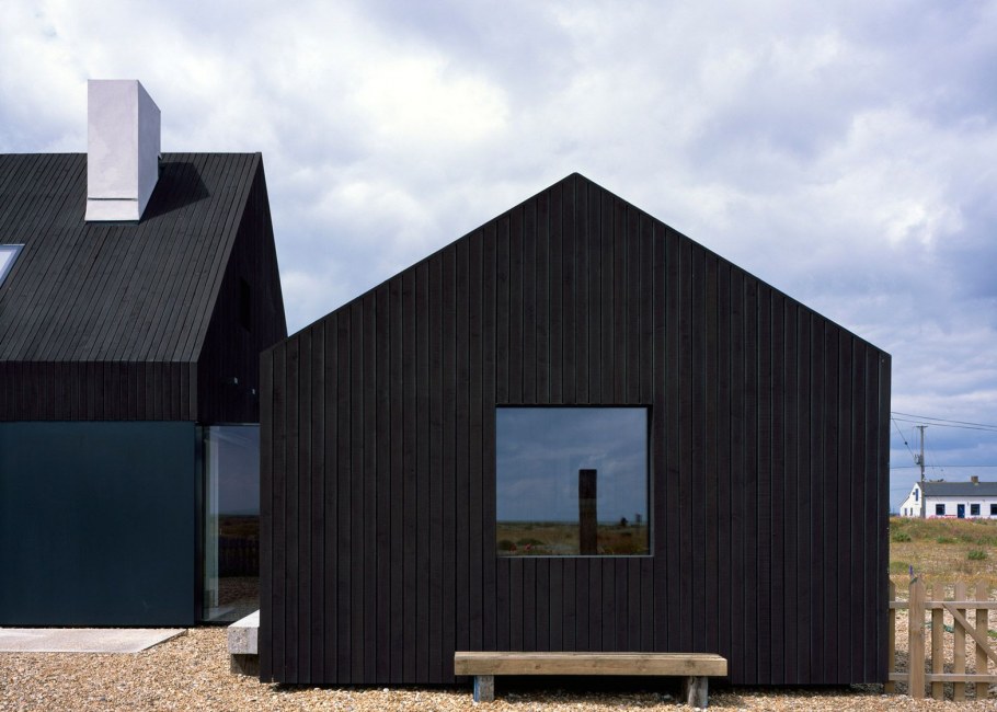 Черный одноэтажный дом