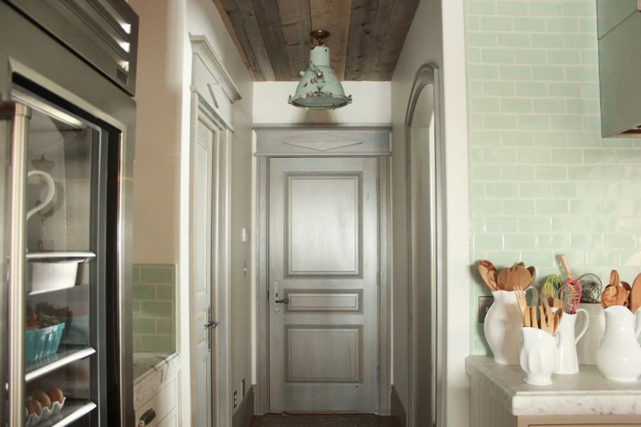 Серые двери Прованс