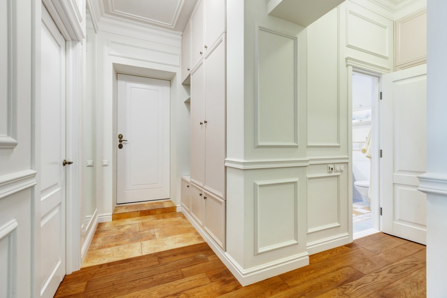 Прихожая с белыми дверями