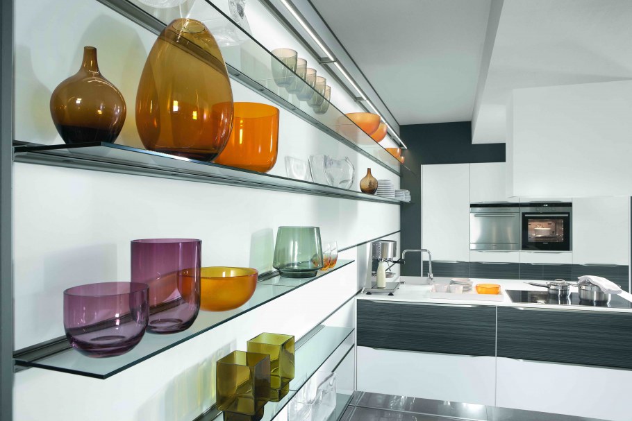 Кухня с боковыми полками