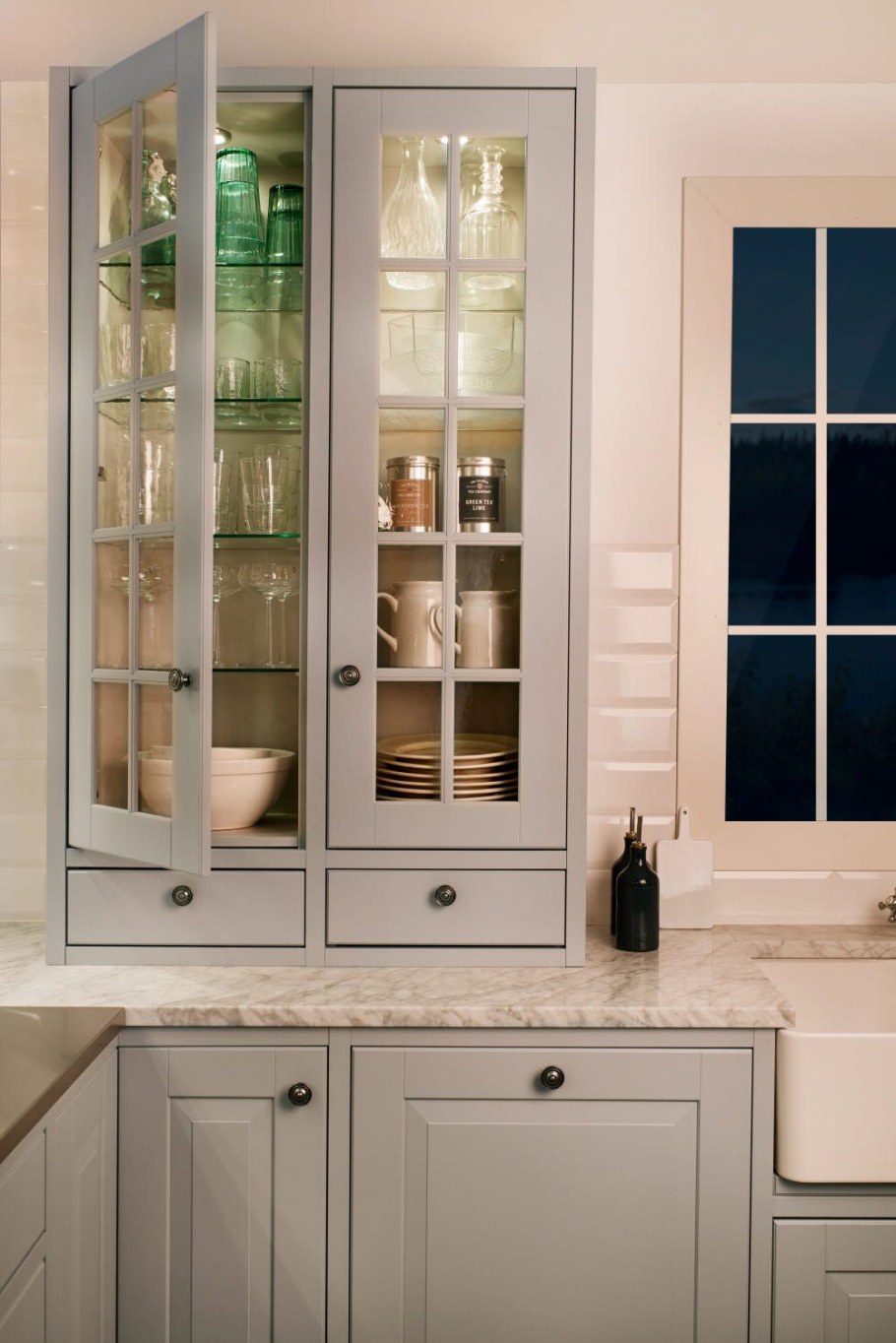 Стеклянные шкафы на кухне