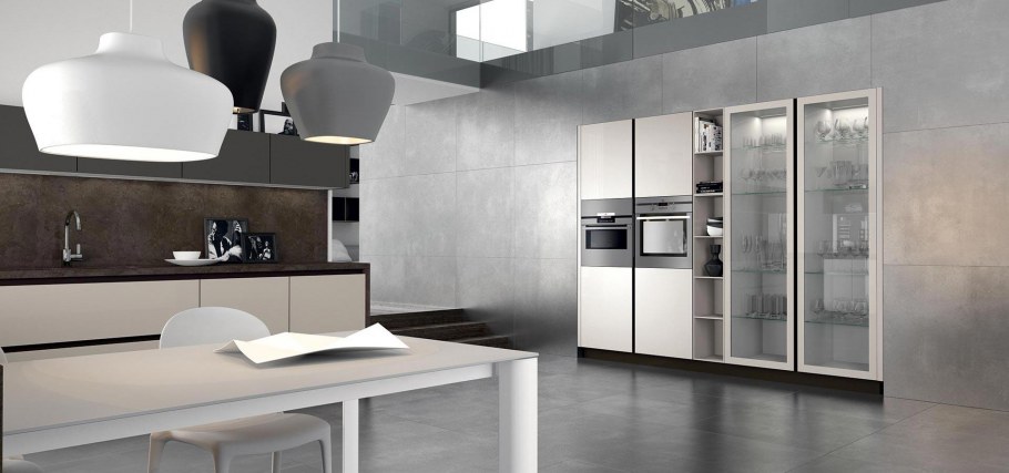 Стеклянные шкафчики на кухне с подсветкой