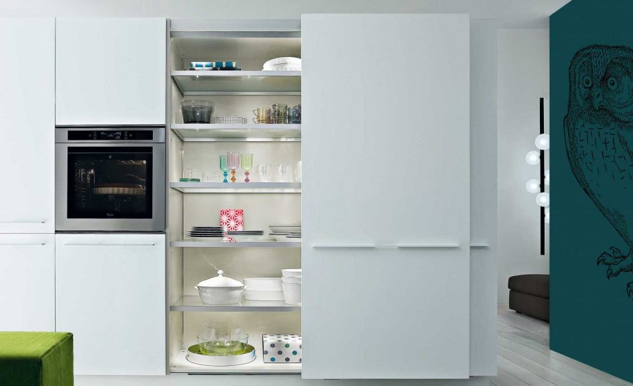 Кухня с раздвижными дверцами