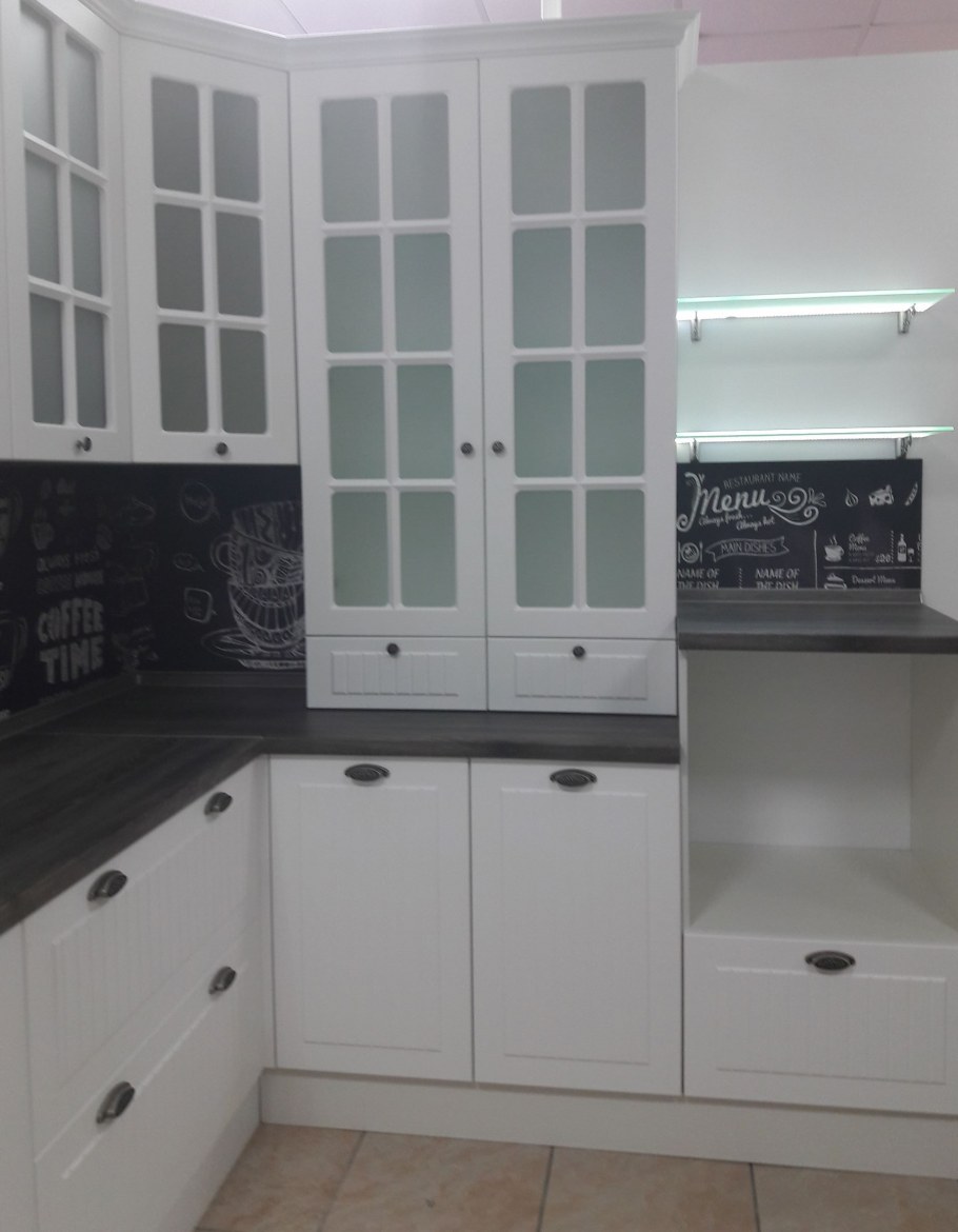 Встроенный пенал на кухне