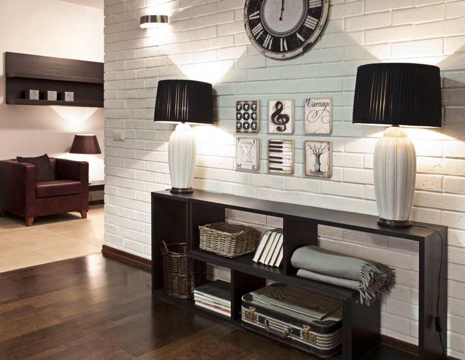 Декоративный кирпич в гостиной