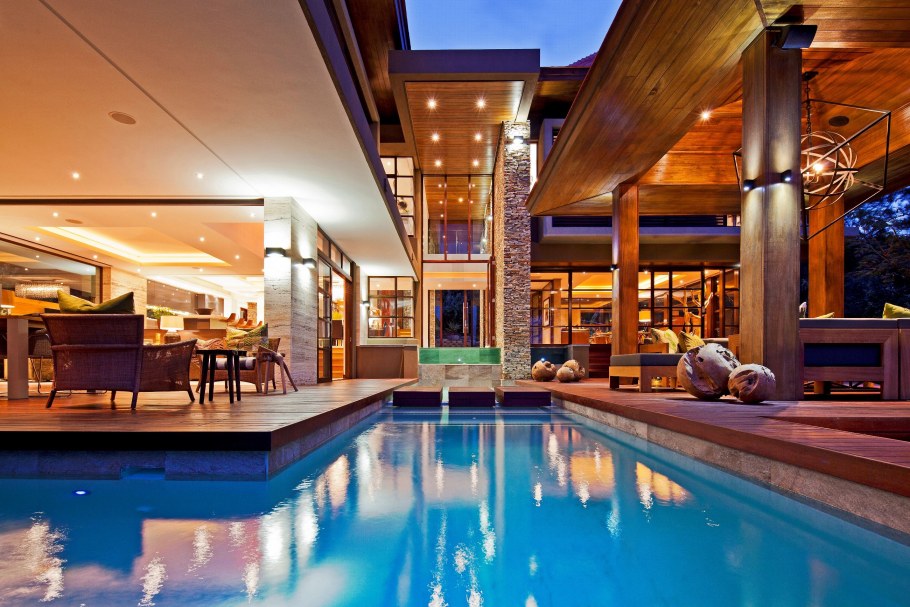 Особняк с бассейном