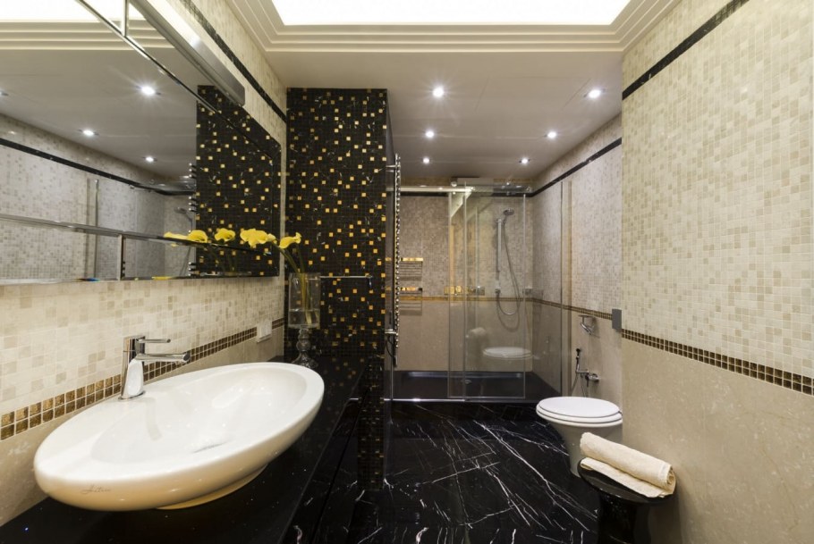 Ванна в стиле арт деко с душевой