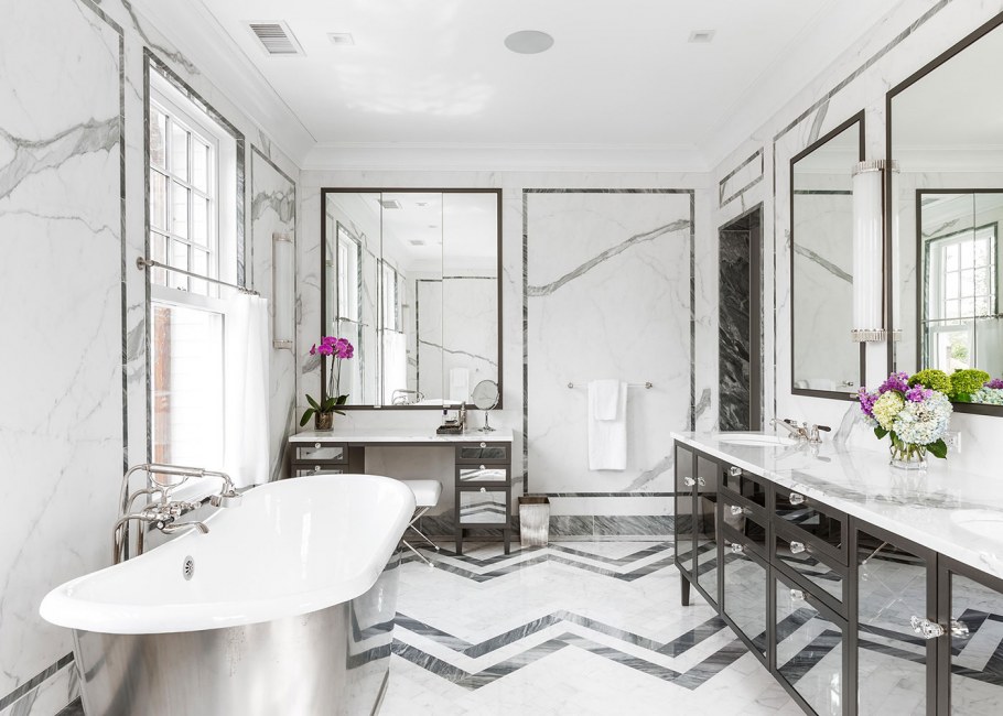 Санузел в американском стиле с мрамором