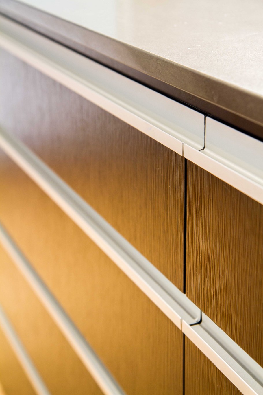 Кухонный шкаф интегрированная ручка