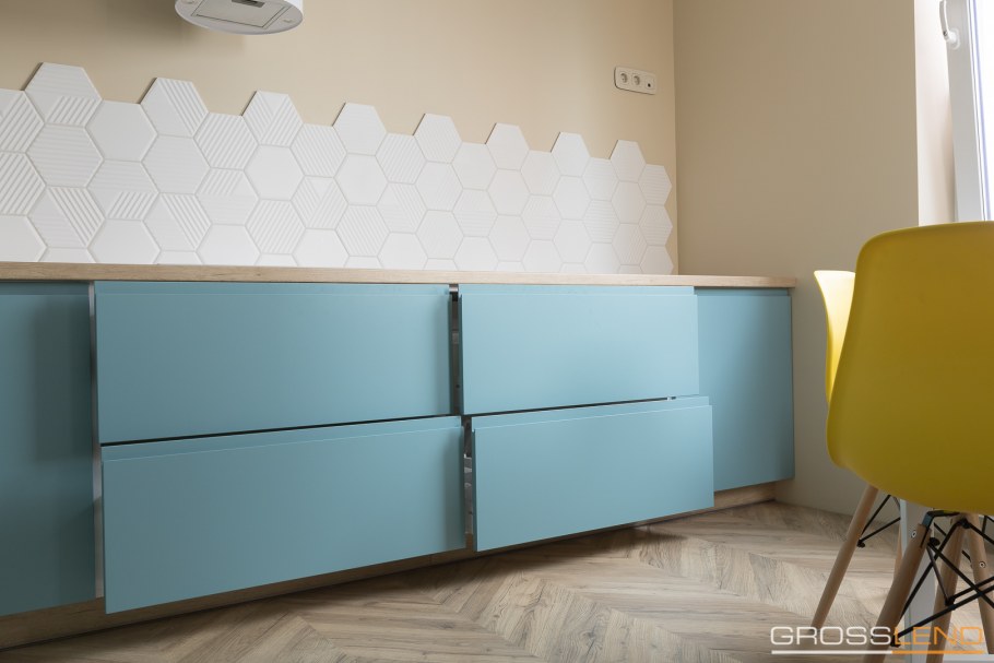 Черная кухня с золотыми ручками