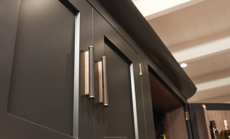 Монтаж скрытых дверей