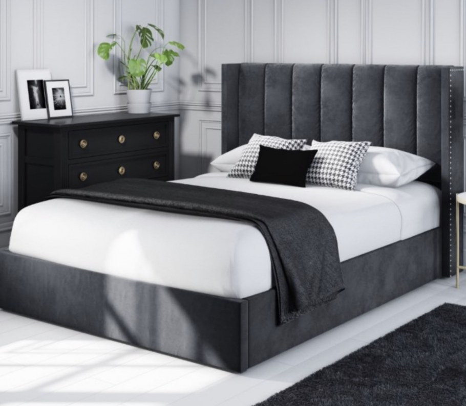 Кровать с изумрудным изголовьем