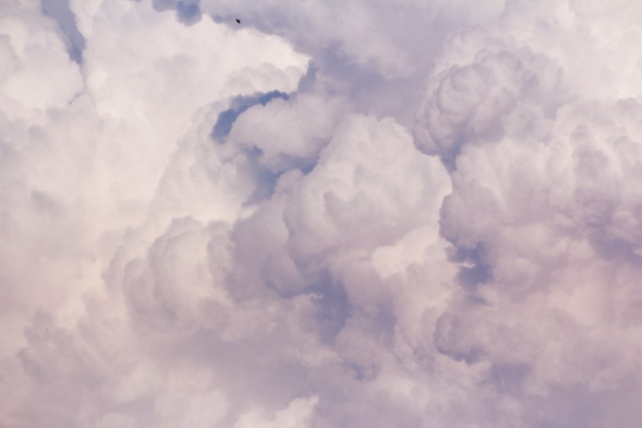 Шторы для спальни в бежевых тонах