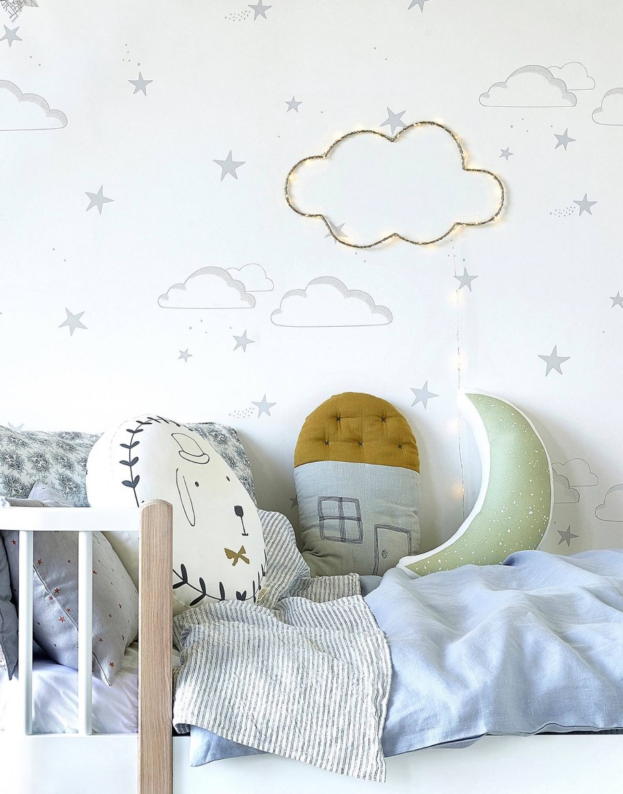 Светлые обои для детской комнаты