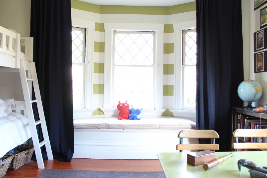 Подоконник в комнате подростка