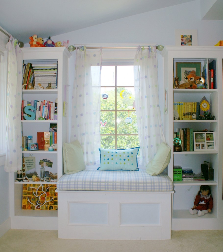 Широкий подоконник в детской