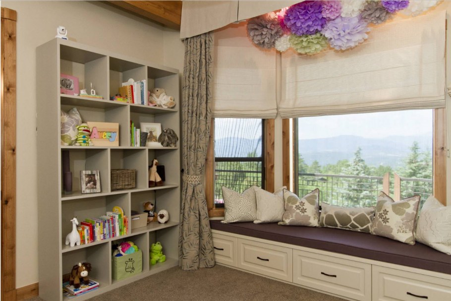 Шкаф у окна со столом