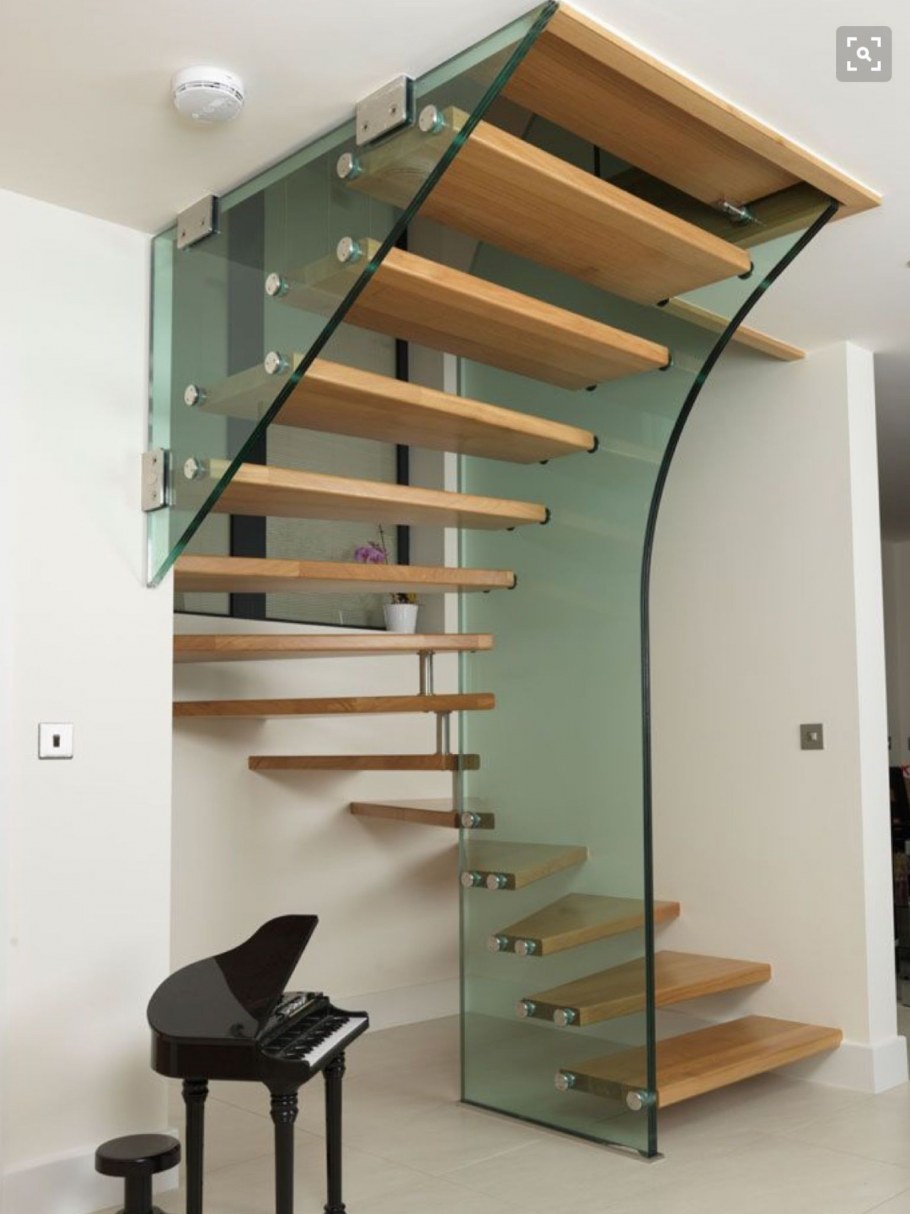 Лестница в гостиной на второй этаж